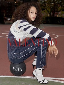 Valentino-Resort-2018-Campaign98478.thumb.jpg.7090a19e24096f020165dc81dea5028e.jpg