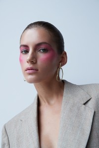 Valery-Kaufman-Vogue-Nagi-Sakai-2.thumb.jpg.ff8c96d1bef27f8822560a62d7e7b4b3.jpg
