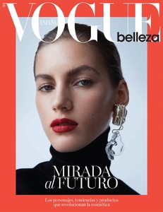 Valery-Kaufman-Vogue-Nagi-Sakai-6.thumb.jpg.f6c3098663ea179f057fb936cbe71067.jpg