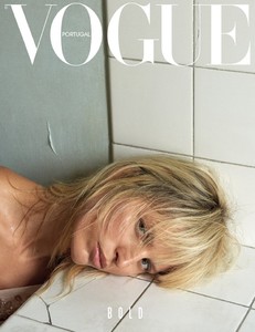Vogue-Portugal-October-2017-Cover-Editorial03.thumb.jpg.9004eab5b1463ce4cd6e7a7959929294.jpg