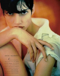 Vogue_Italia_February_1989_15.thumb.jpg.7bf00aab71a69fa3b834b39598337402.jpg