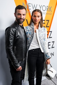 alicia-vikander-volez-voguez-voyagez-louis-vuitton-exhibition-opening-in-nyc-0.thumb.jpg.5a6a09538ba41577950851f146f8b946.jpg