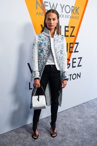 alicia-vikander-volez-voguez-voyagez-louis-vuitton-exhibition-opening-in-nyc-1.thumb.jpg.784c603ef1f6a3bc22f621dc4ada6f55.jpg