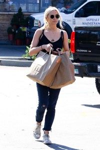 ashlee-simpson-casual-style-shopping-at-ralph-s-in-studio-city-8.jpg