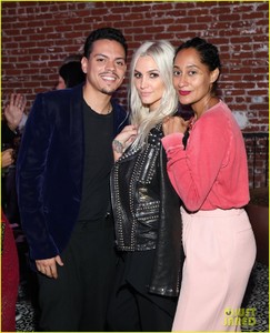 ashlee-simpson-celebrates-birthday-with-sister-jessica-hubby-evan-ross-02.JPG