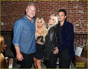 ashlee-simpson-celebrates-birthday-with-sister-jessica-hubby-evan-ross-03.JPG