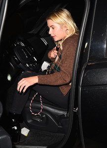 ashley-benson-out-for-dinner-in-west-hollywood-10417.jpg