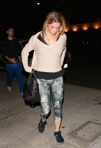 ashley-greene-out-for-dinner-in-la-10917-5.jpg