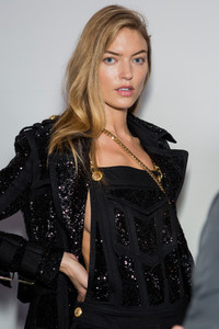 balmain-bks-z-rs18-8369.thumb.jpg.7223fbe7f24e45c320c52cd8c82e97bd.jpg