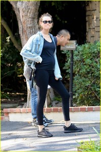 behati-prinsloo-flashes-her-baby-bump-while-out-in-beverly-hills-03.jpg