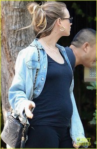 behati-prinsloo-flashes-her-baby-bump-while-out-in-beverly-hills-04.jpg