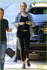 behati-prinsloo-flashes-her-baby-bump-while-out-in-beverly-hills-05.jpg