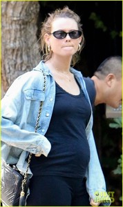behati-prinsloo-flashes-her-baby-bump-while-out-in-beverly-hills-06.jpg