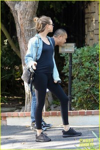 behati-prinsloo-flashes-her-baby-bump-while-out-in-beverly-hills-07.jpg