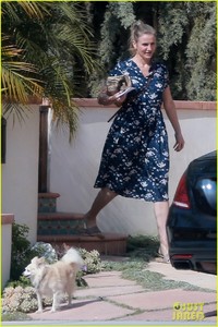 cameron-diaz-looks-pretty-in-a-floral-dress-in-la-05.jpg