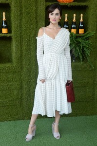 camilla-belle-veuve-cliquot-polo-classic-2017-in-los-angeles-3.thumb.jpg.5fb8e31b303db04893d7613ae76df604.jpg