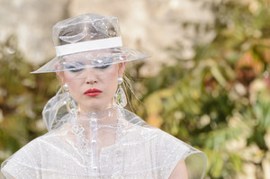 chanel-clpa-rs18-0024.thumb.jpg.7b31a683583290a3fbc963774319e563.jpg