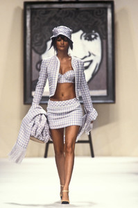 chanel-ss-1994-1.thumb.jpg.de7a08cfb0e9d7925583ca7f986a139f.jpg