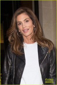 cindy-crawford-rocks-leather-jacket-for-book-signing-in-paris-02.jpg
