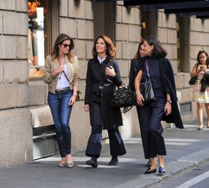 cindy-crawford-shopping-and-out-to-lunch-with-roberta-armani-and-friends-in-downtown-milan-09-20-2017-1.jpg