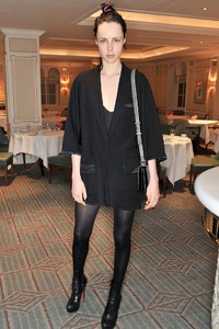 edie_alice_in_her_palace_27mar14_tatler_2.thumb.jpg.cf4d504d9966cfe2846d68ffca2022ab.jpg