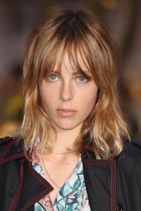 edie_burberry_glamourmagazine_1280.thumb.jpeg.5ba984b011a30952fa1fbc21042c6948.jpeg