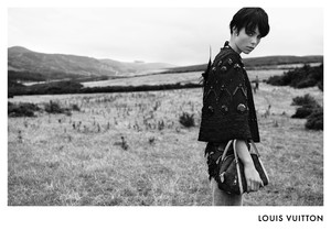 edie_louisvuitton_spiritoftravel_spring14_leblocstudio_6.thumb.jpeg.6fcc7ae270d95f75e5d271350a43bfbf.jpeg