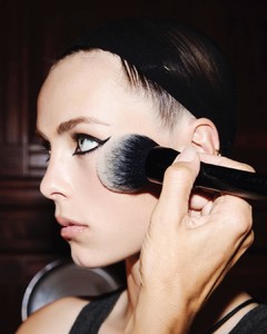 edie_marc_jacobs_ss18_marcbeauty.thumb.jpg.e183d5b89ce6b6e05a51f6609f1625cc.jpg