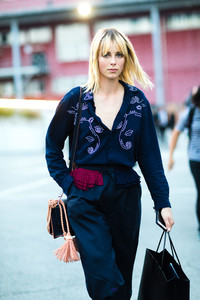 edie_versace_ss17_street_style_nymag.thumb.jpg.84984f0d1c2a284bcd18bf5d13cf6753.jpg