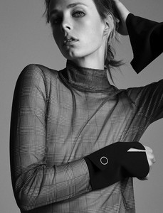 edie_zara_aw17_smooth_textures_6.thumb.jpg.1c9e809e2bd9d8ffbe175fbae396b43b.jpg