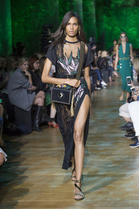 elie-saab-rs18-0922.thumb.jpg.cef819b5b006a2f5553e34e08dd18b0c.jpg
