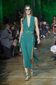 elie-saab-rs18-0930.thumb.jpg.309bae1c3c213f94c4610b6f85775462.jpg