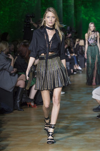 elie-saab-rs18-0989.thumb.jpg.4b97d29e4c006d50f5f05477ab5c0b45.jpg