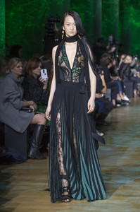 elie-saab-rs18-1022.thumb.jpg.571b106ad79095c662b32b7e2772ce0b.jpg