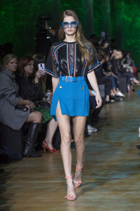 elie-saab-rs18-1066.thumb.jpg.a642c7a6c4d10feb2de27676b68a5900.jpg