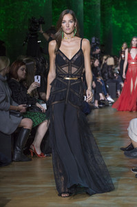 elie-saab-rs18-1318.thumb.jpg.cb754efa1d40499092adc2f75eb54811.jpg