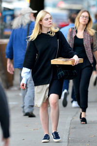 elle-fanning-getting-pizza-in-nyc-10517-1.thumb.jpg.5871c2af176d47f9cf65663bfe765320.jpg