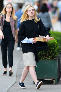 elle-fanning-getting-pizza-in-nyc-10517-2.thumb.jpg.47faeb00a8affa0e154c637da207a79d.jpg