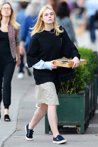 elle-fanning-getting-pizza-in-nyc-10517-3.thumb.jpg.29019ad063623b8ab44e5d6ca4643b1b.jpg
