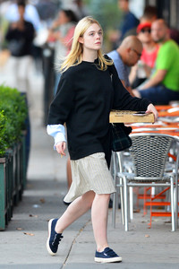 elle-fanning-getting-pizza-in-nyc-10517-5.thumb.jpg.84161a25ba93b96b9d94715bfcf9a9cf.jpg
