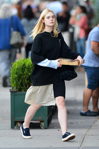 elle-fanning-getting-pizza-in-nyc-10517-6.thumb.jpg.68bd54efbea477b94b335689d0a0a4f6.jpg