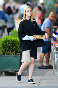 elle-fanning-getting-pizza-in-nyc-10517-7.thumb.jpg.aedced97c556dbcfdc039afac6ed6643.jpg