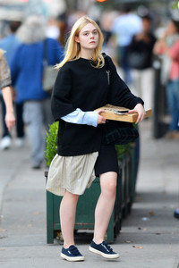 elle-fanning-getting-pizza-in-nyc-10517.thumb.jpg.2304d33f6b3ef087a2d483183753c0a9.jpg