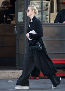 elle-fanning-out-in-nyc-10217-2.jpg