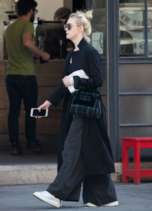 elle-fanning-out-in-nyc-10217-6.jpg