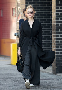 elle-fanning-out-in-nyc-10217-7.jpg