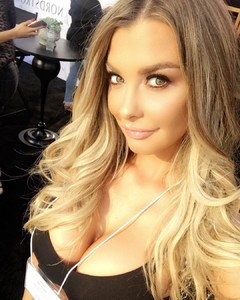 emilysears_20171022004521.thumb.jpg.c9a8a0c17f98c9a9a40309322b0e4d94.jpg