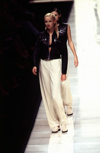 emporio-armani-ss-1996-1.thumb.jpg.16377e068cb03f61afa64d50ad1da762.jpg