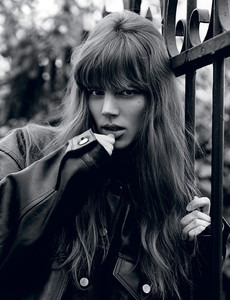 freja-beha-erichsen-by-alasdair-mclellan-for-i-d-magazine-summer-2015-11.thumb.jpg.f0d4a1ed9c86591efef265162b085aae.jpg