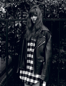 freja-beha-erichsen-by-alasdair-mclellan-for-i-d-magazine-summer-2015-3.thumb.jpg.5a2788276ff41d67d4a49851bd3e1977.jpg